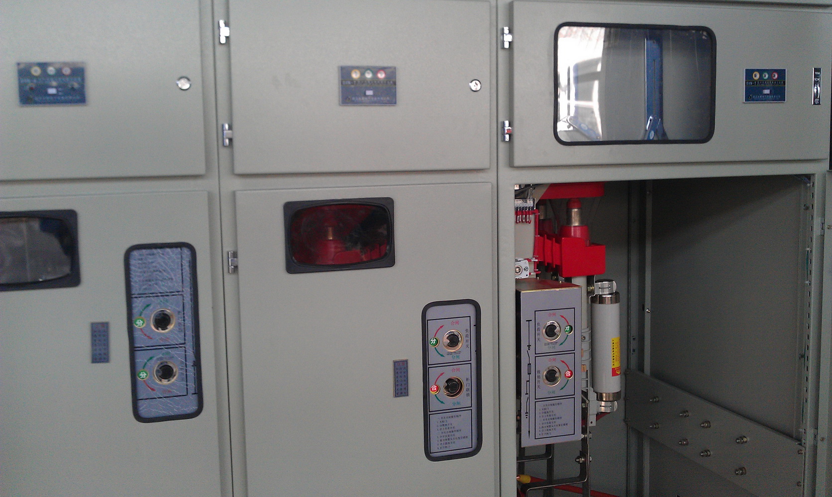 配電柜低壓負(fù)荷開關(guān)及其在開關(guān)柜中的關(guān)鍵作用